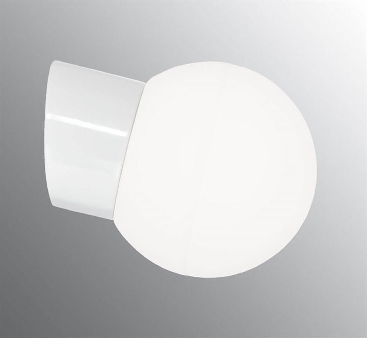 Classic Globe 150 væglampe IP54, hvid/mat opal