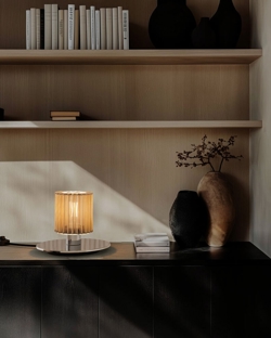 In The Sun 220 bordlampe, sølv/guld