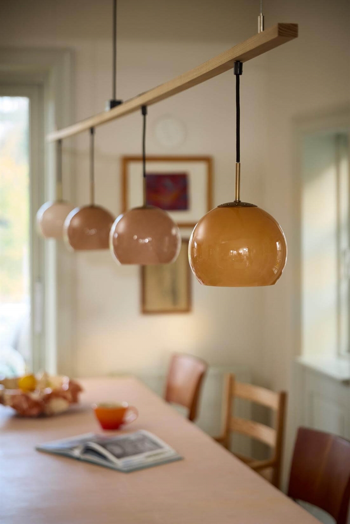 Ball Glass Ø18 pendler i opal hvid, sand grey, cappuccino og amber