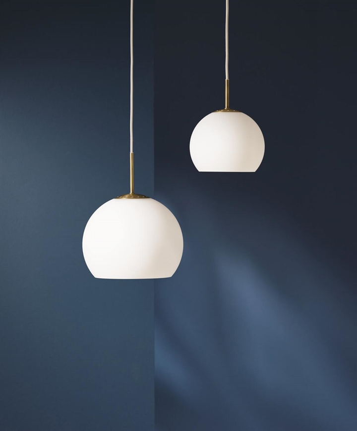 Ball Glass Ø18 og Ø25 pendler i opal hvid