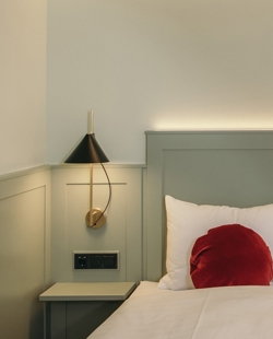 Yuh væglampe, sort/messing