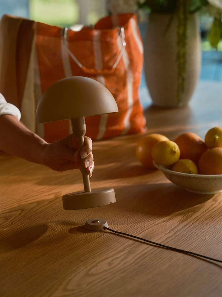 Ellen To-Go batterilampe / bordlampe, brun