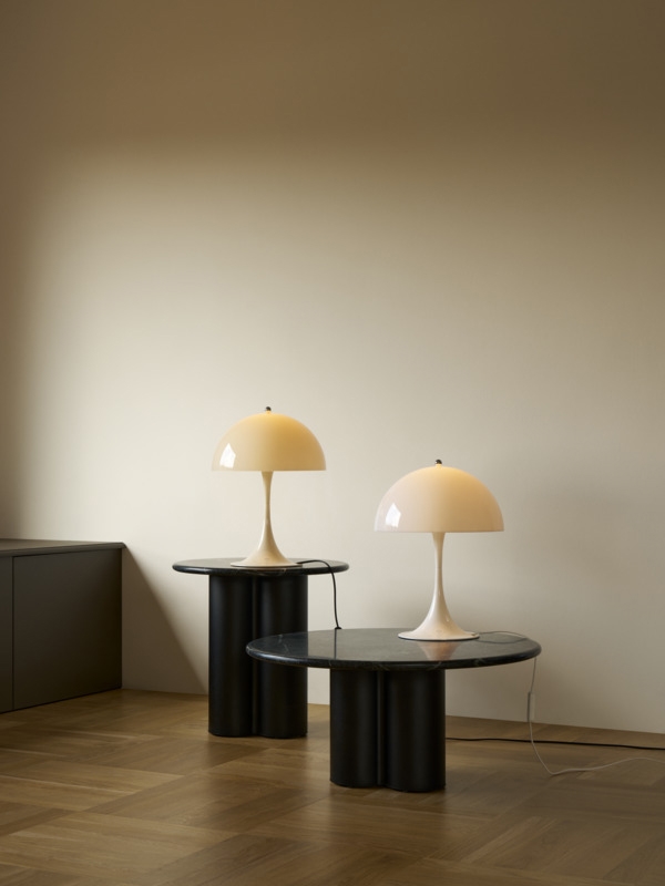 Panthella 320 i hvid opal og beige opal