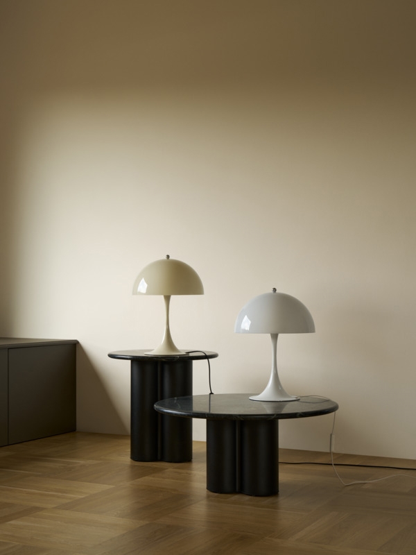 Panthella 320 i hvid opal og beige opal