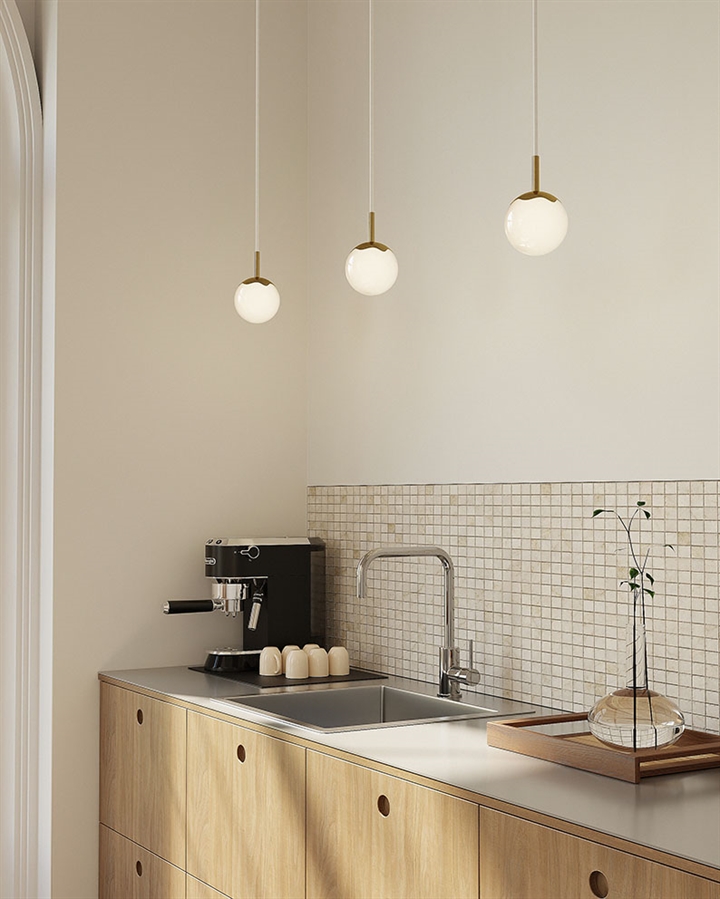 Circle of Life pendel Ø110 m/hvid ledning, opal/messing