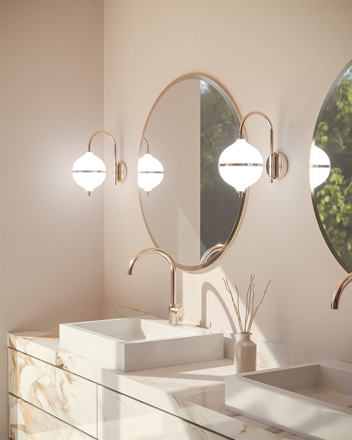 Eternal Moonlight væglampe m/sort ledning, opal/messing