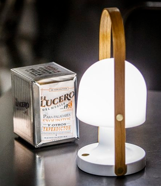 Marset FollowMe batterilampe findes i flere varianter og er en populær firma-gave | Køb firma-gaver hos Lamper.dk